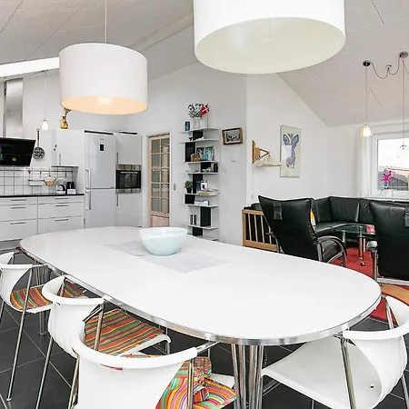 10 Person In Lokken-by Traum